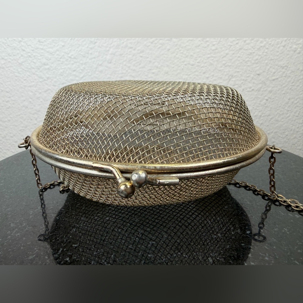 Vintage Metal Gold Mesh Clasp Purse with Long Gold Strap - Picture 3 of 4